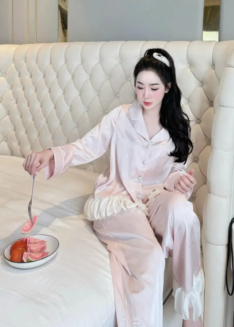 Bộ pijama lụa dài tay viền lông vũ – ảnh 11