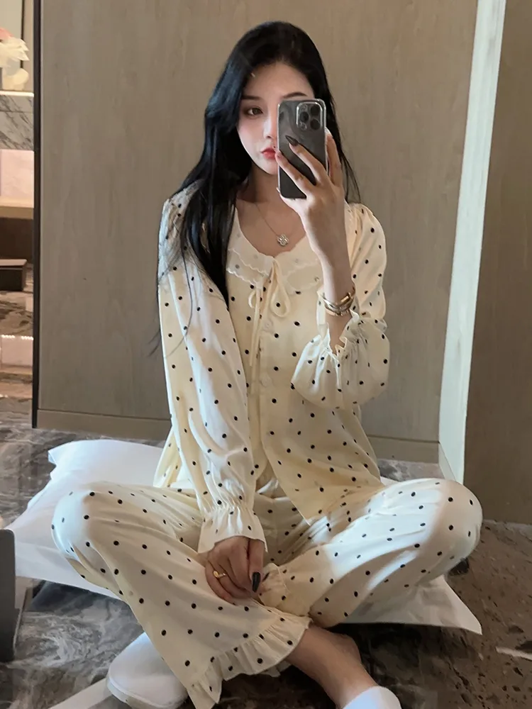 Bộ pijama cổ sen chấm bi dài tay