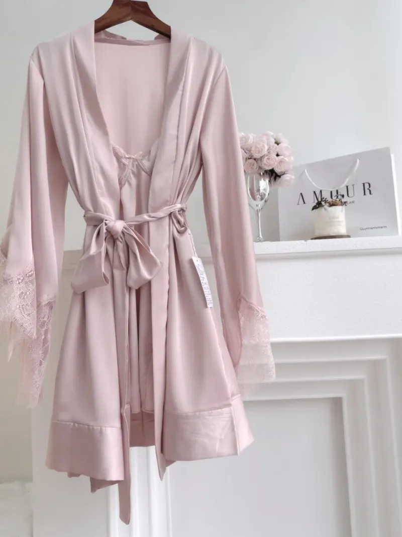 Set váy ngủ lụa 2 dây kèm áo choàng phối ren – ảnh 4