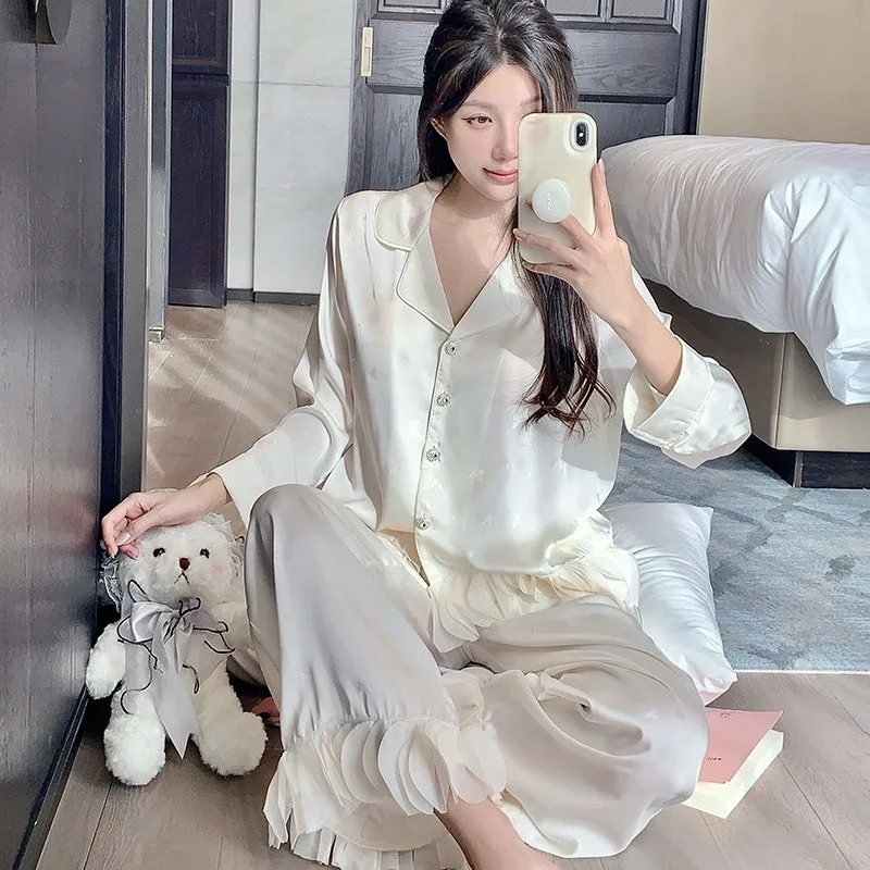 Bộ pijama lụa dài tay viền lông vũ – ảnh 12