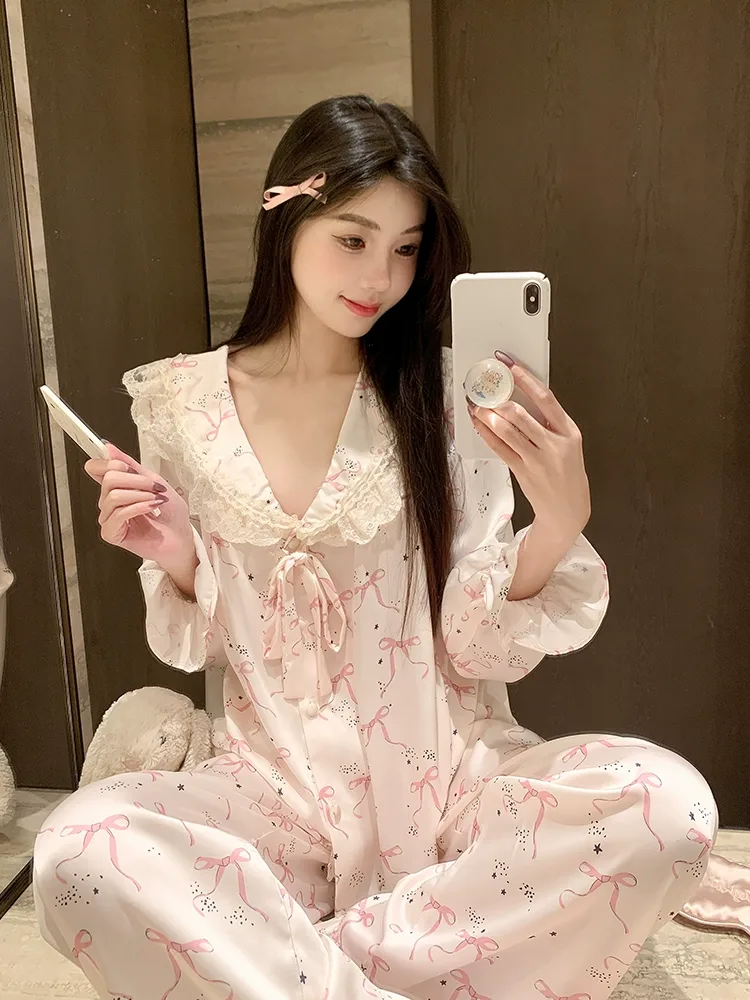 Bộ pijama lụa cổ sen ren họa tiết nơ hồng