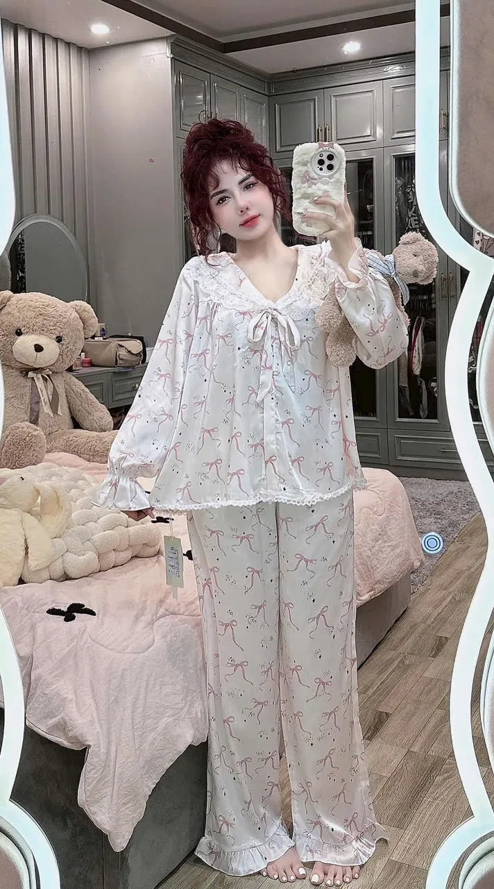 Bộ pijama lụa cổ sen ren họa tiết nơ hồng – ảnh 8