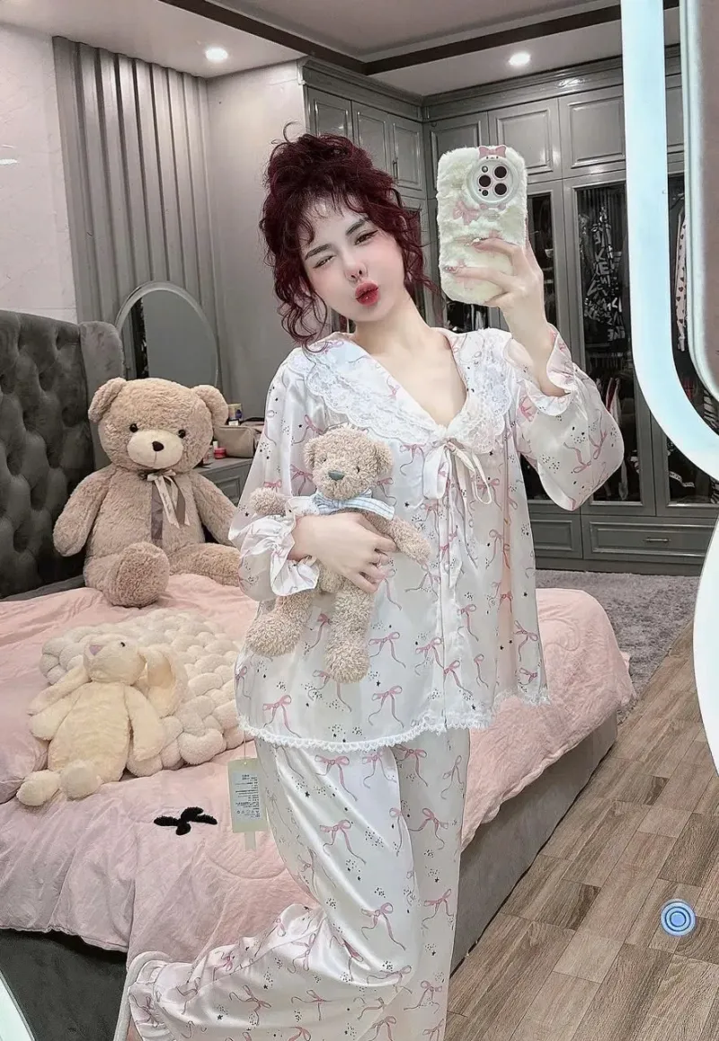 Bộ pijama lụa cổ sen ren họa tiết nơ hồng – ảnh 7