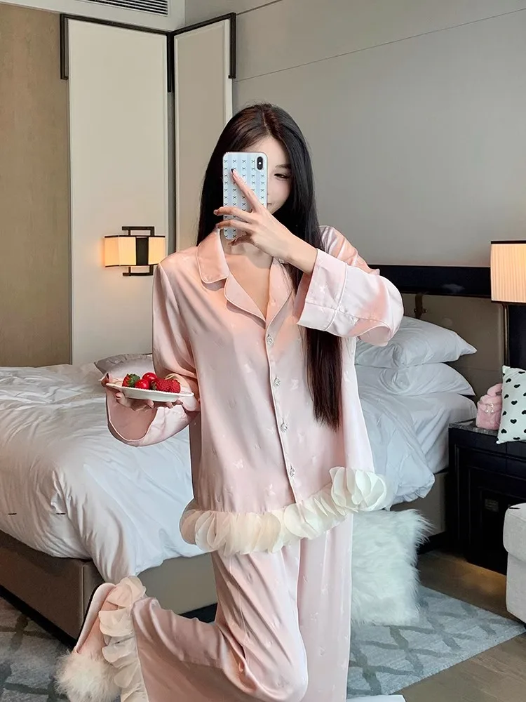 Bộ pijama lụa dài tay viền lông vũ – ảnh 4
