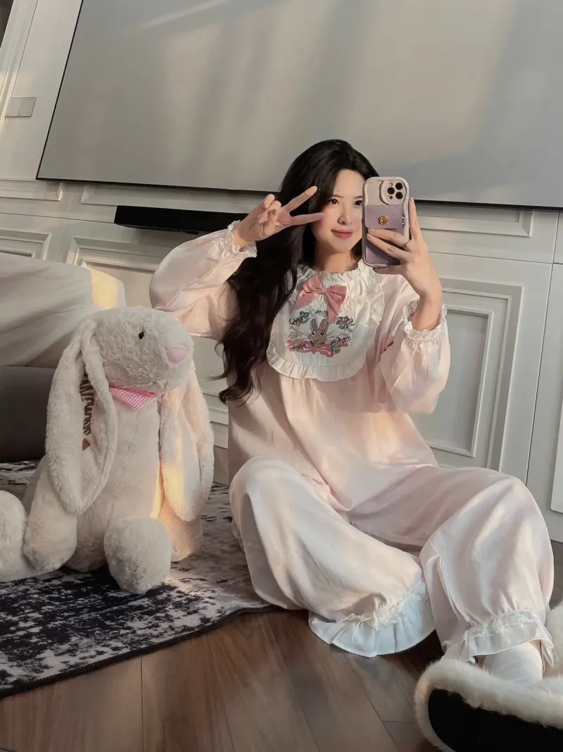 Bộ pijama lụa thêu thỏ cổ ren