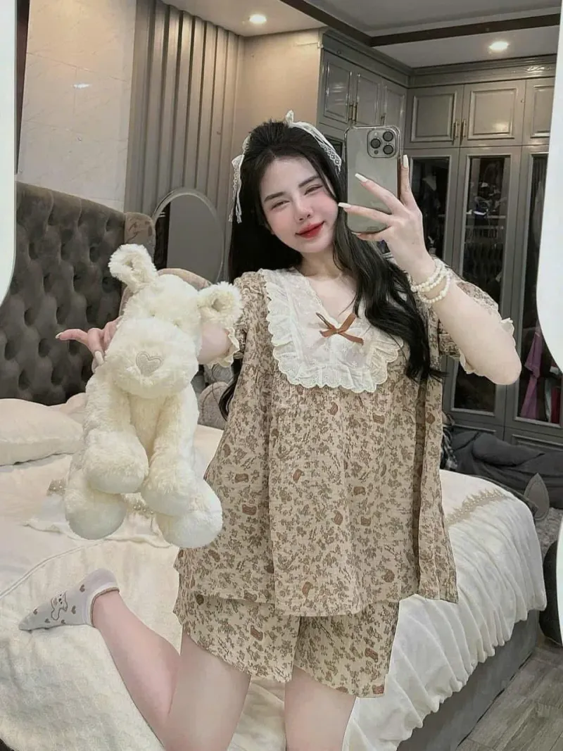 Bộ đồ ngủ cộc tay hoa nhí cổ ren nơ – ảnh 2