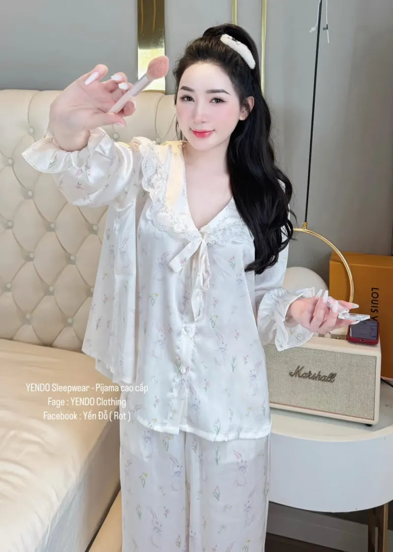 Bộ pijama lụa cổ sen ren họa tiết nơ hồng – ảnh 4