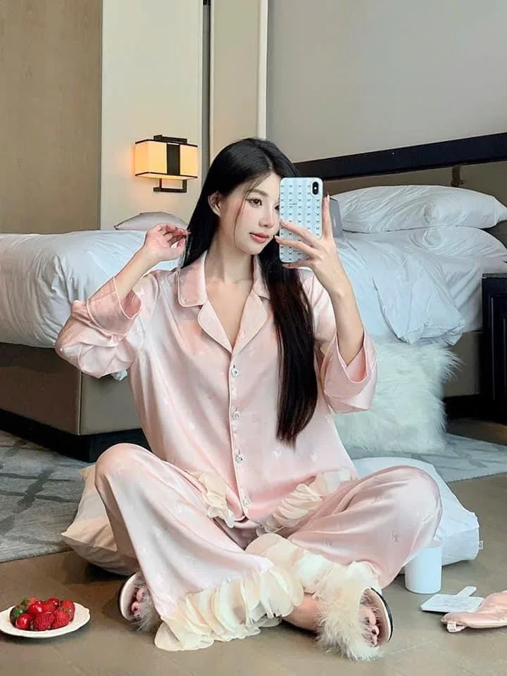 Bộ pijama lụa dài tay viền lông vũ – ảnh 5