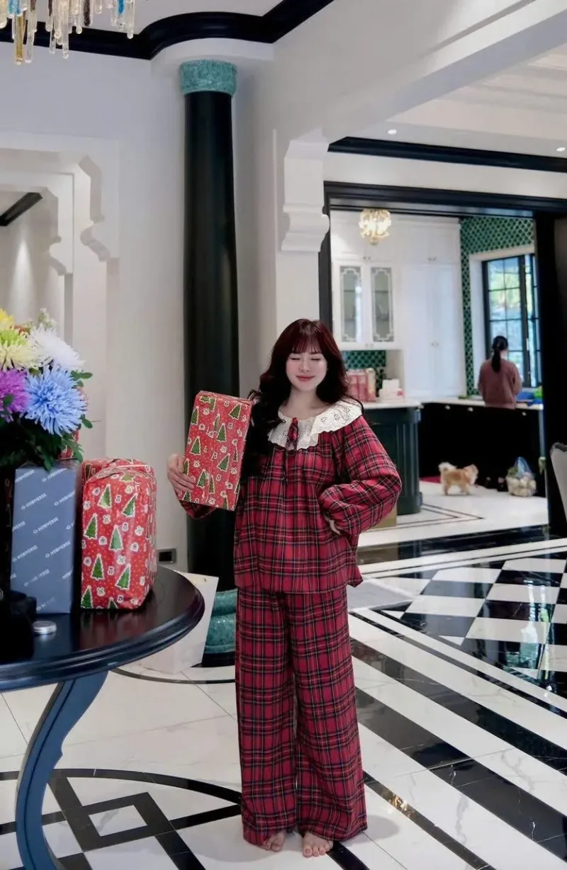 Bộ pijama caro đỏ cổ ren to – ảnh 4
