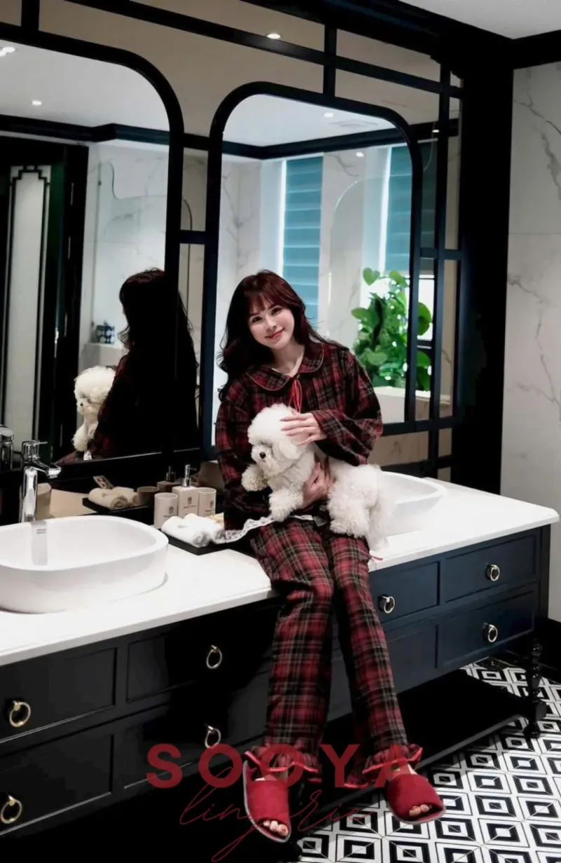 Bộ pijama dạ caro cổ sen thắt nơ viền ren – ảnh 8