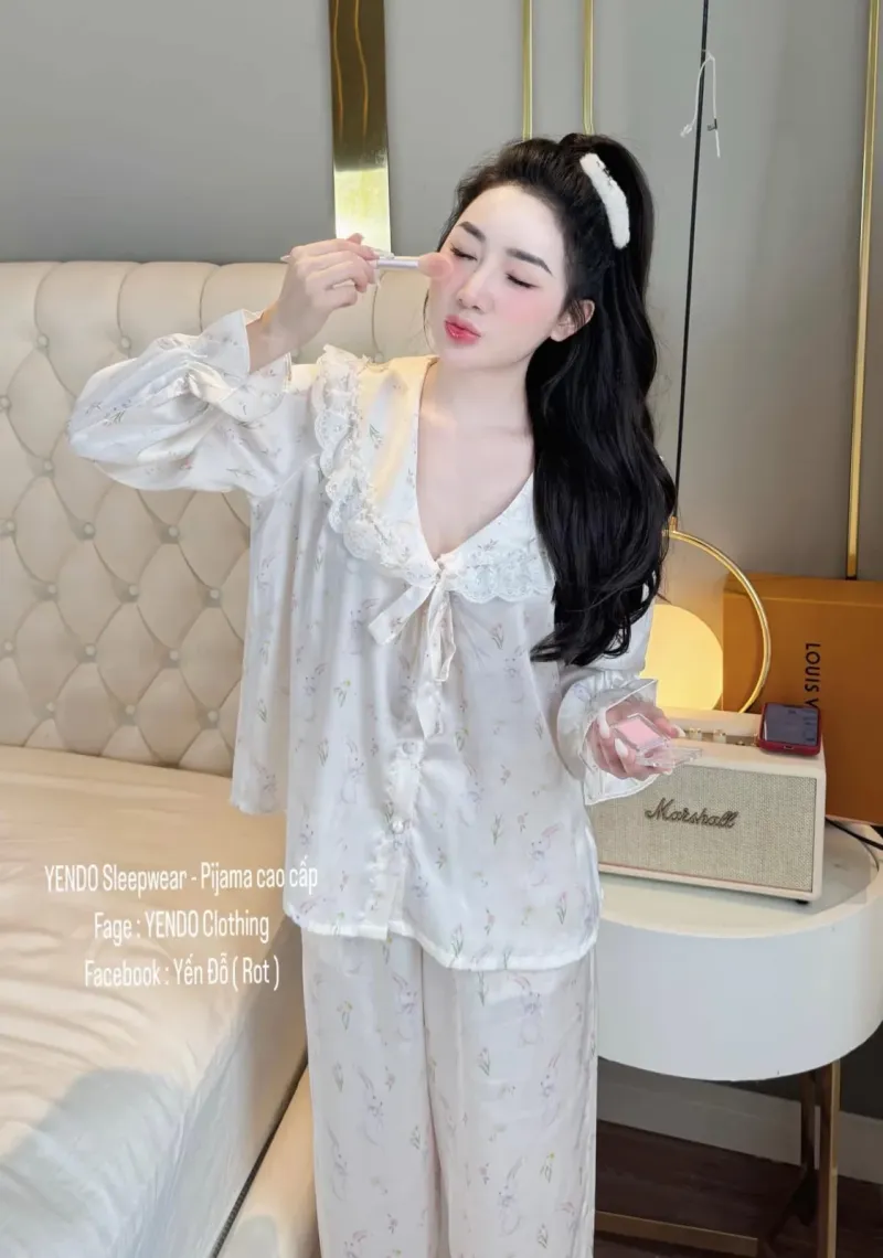 Bộ pijama lụa cổ sen ren họa tiết nơ hồng – ảnh 3