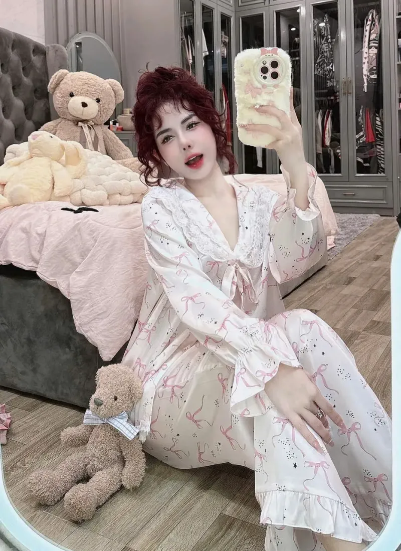 Bộ pijama lụa cổ sen ren họa tiết nơ hồng – ảnh 9