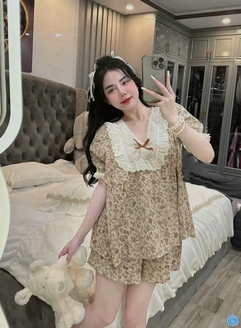 Bộ đồ ngủ cộc tay hoa nhí cổ ren nơ – ảnh 3