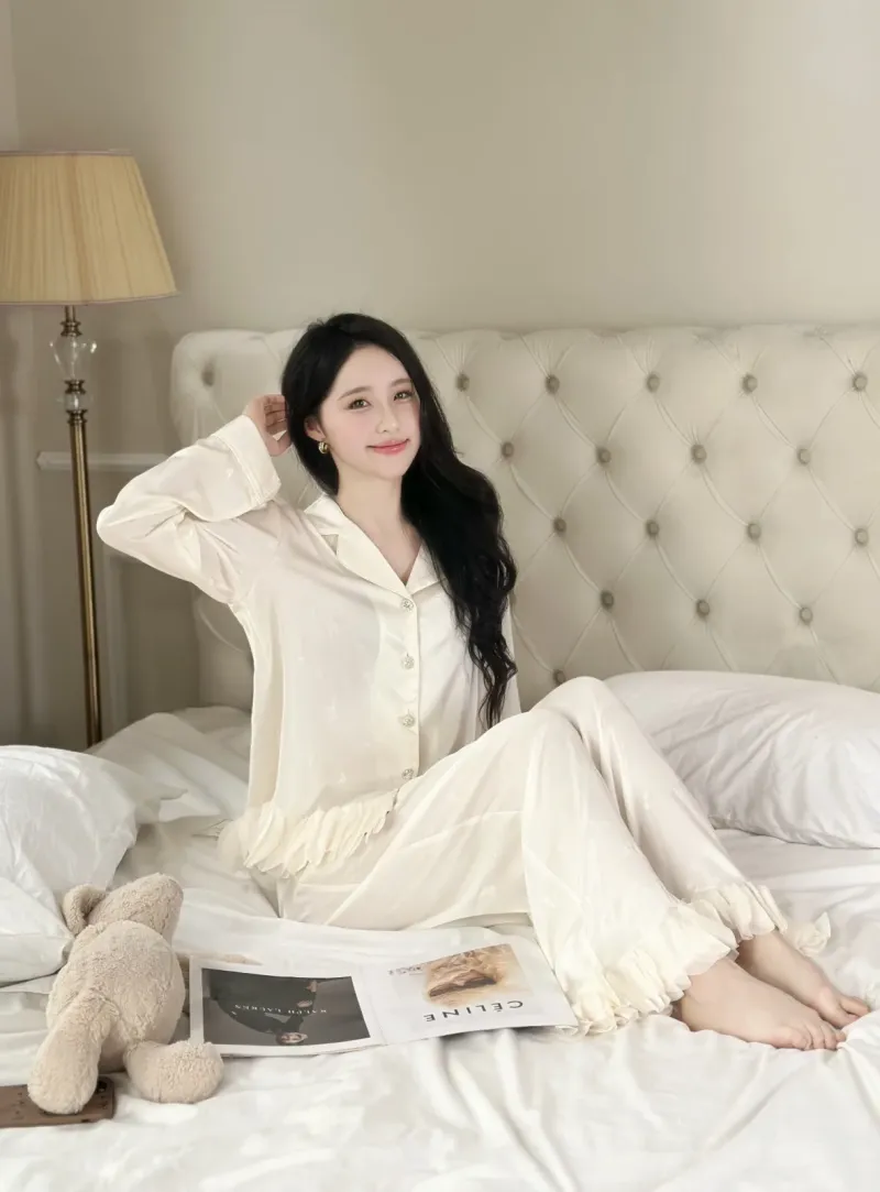 Bộ pijama lụa dài tay viền lông vũ – ảnh 3
