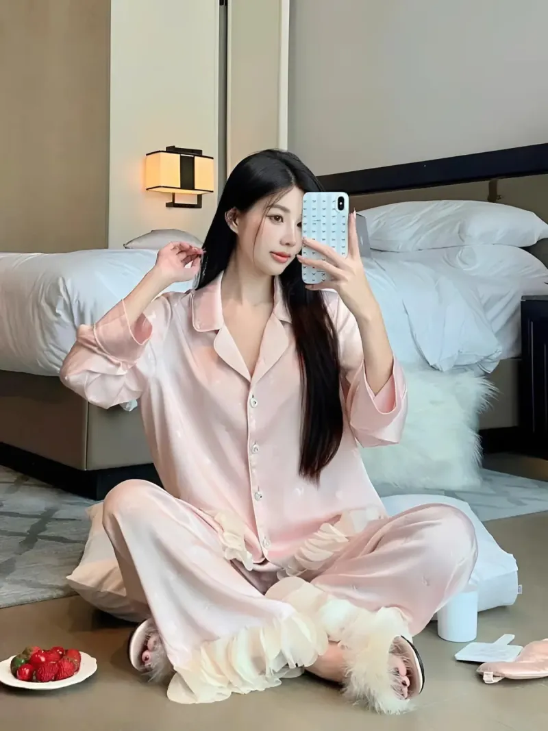Bộ pijama lụa dài tay viền lông vũ – ảnh 2