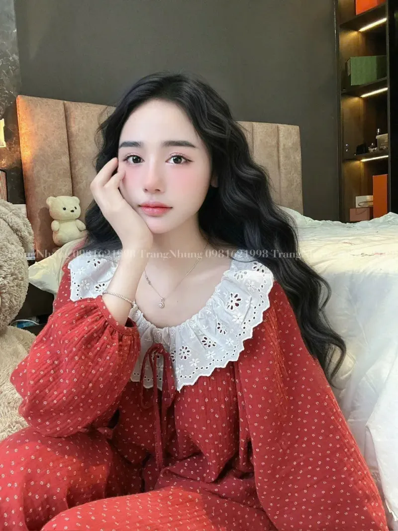 Đầm ngủ xô chấm bi cổ ren thêu dài tay