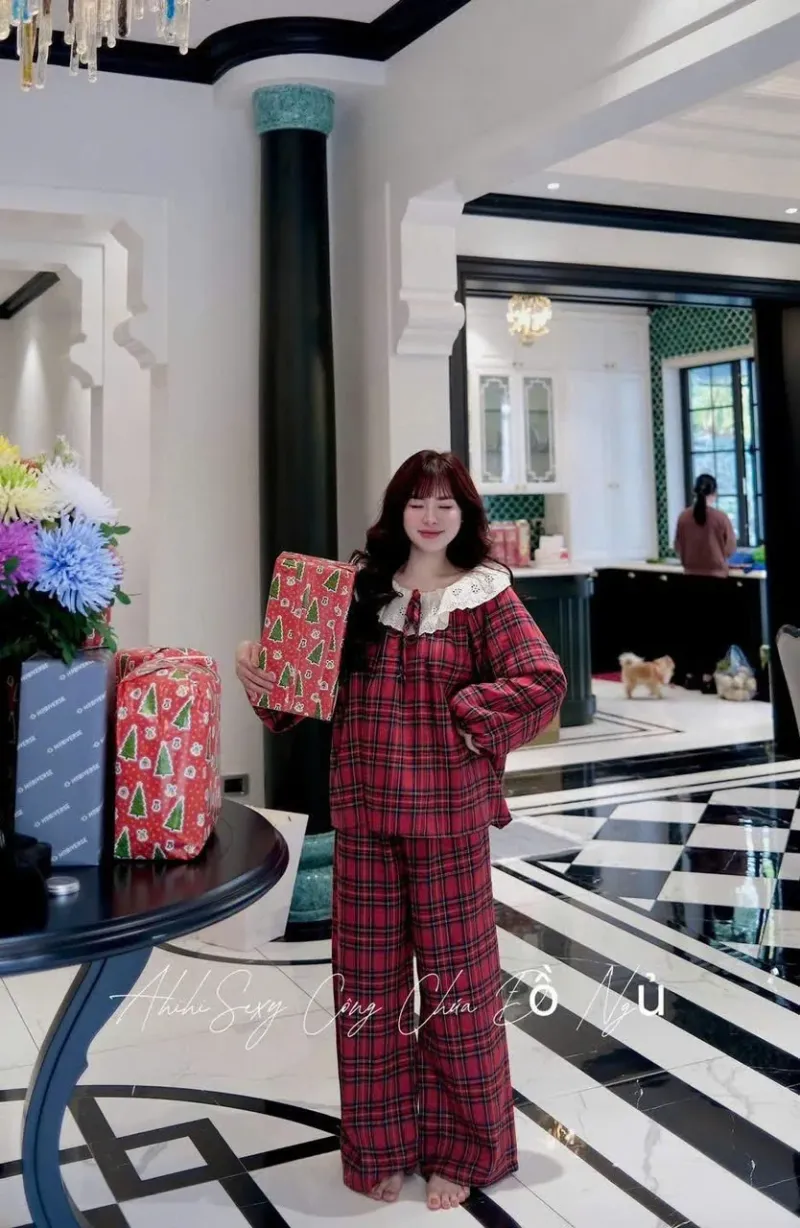 Bộ pijama caro đỏ cổ ren to – ảnh 6