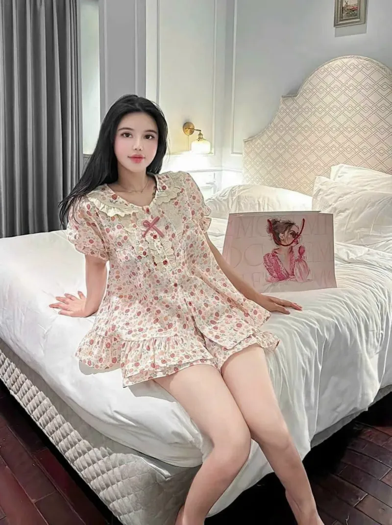 Bộ đồ ngủ cộc tay hoa dâu cổ sen nơ
