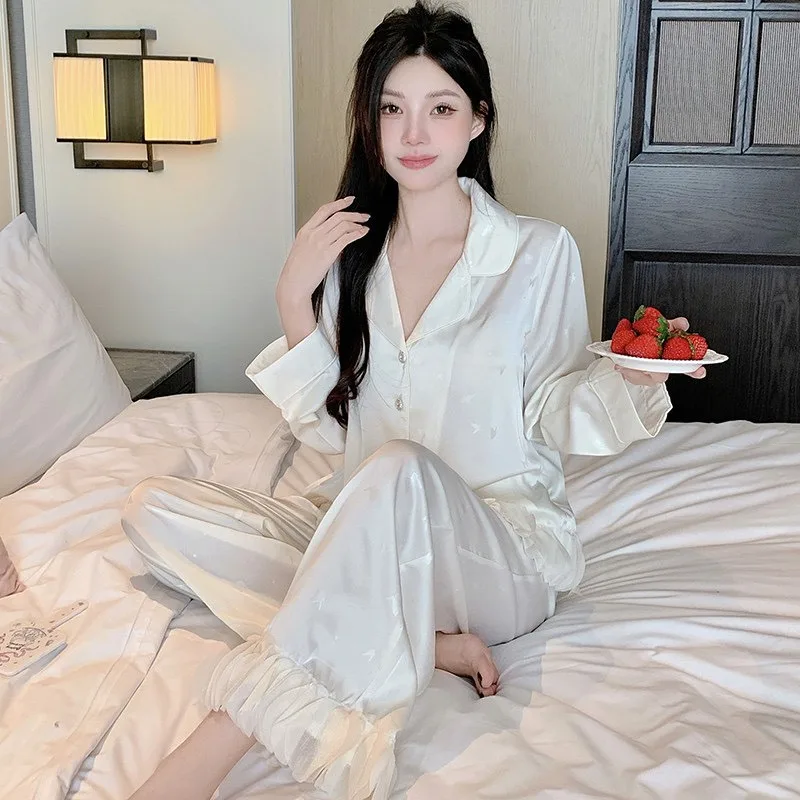 Bộ pijama lụa dài tay viền lông vũ – ảnh 15