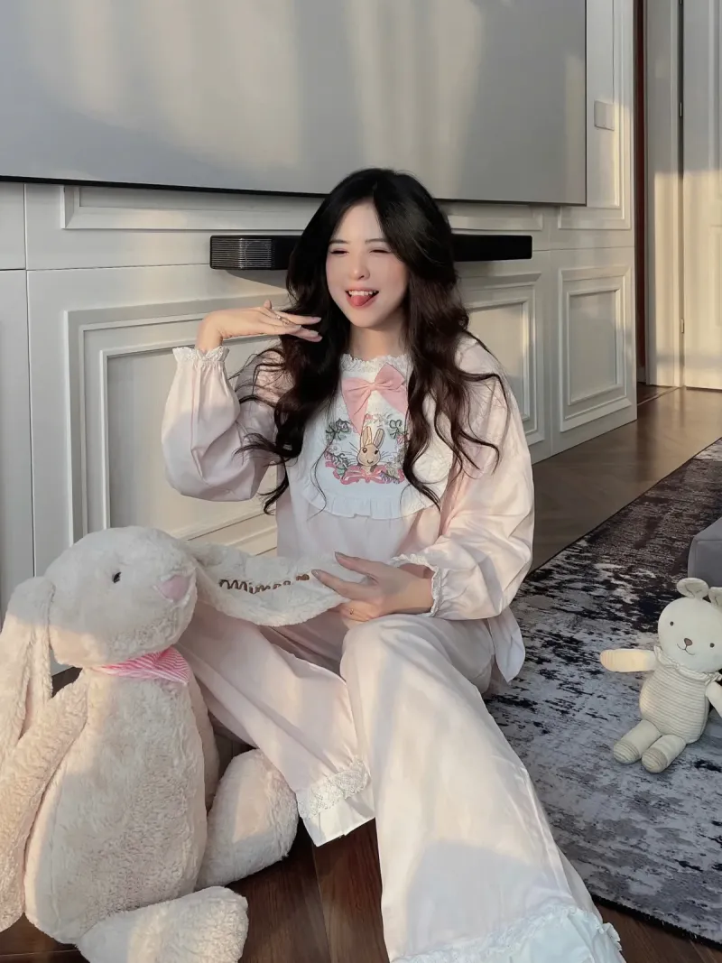 Bộ pijama lụa thêu thỏ cổ ren – ảnh 4