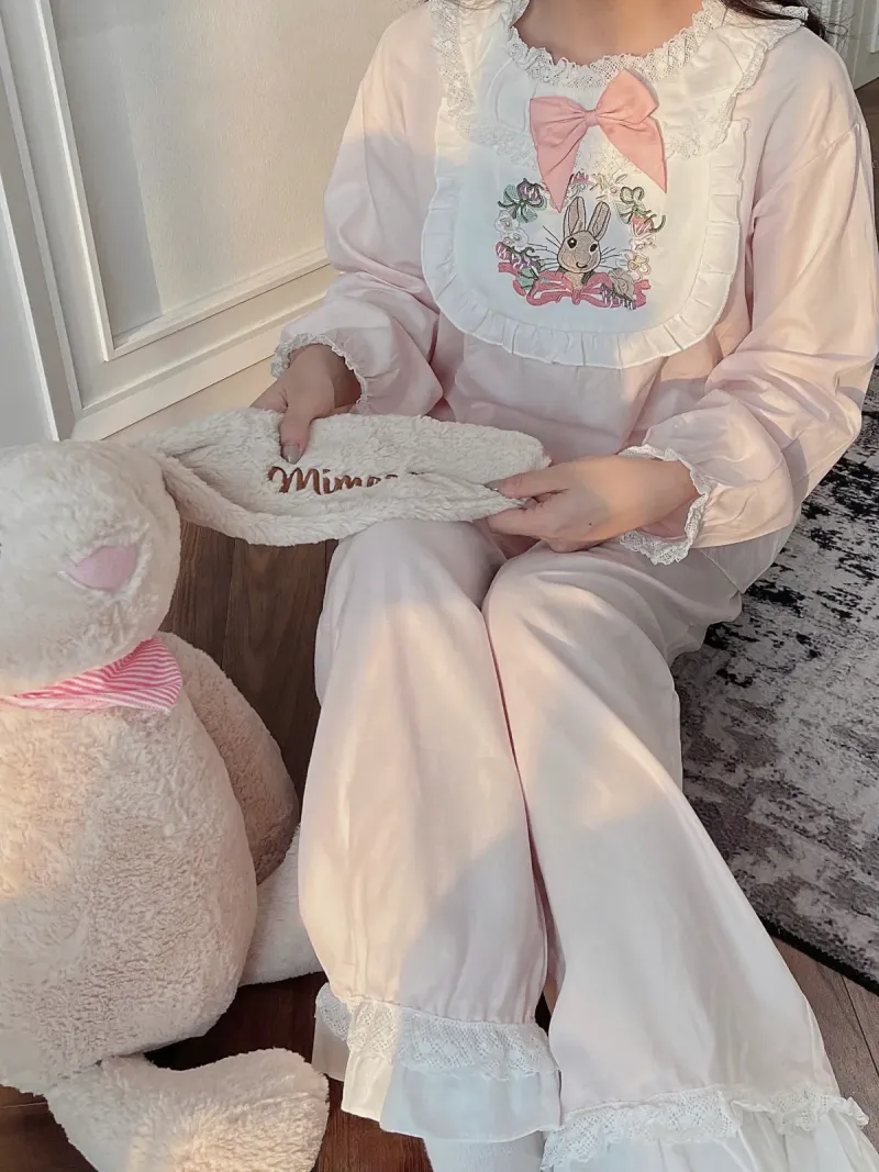 Bộ pijama lụa thêu thỏ cổ ren – ảnh 2