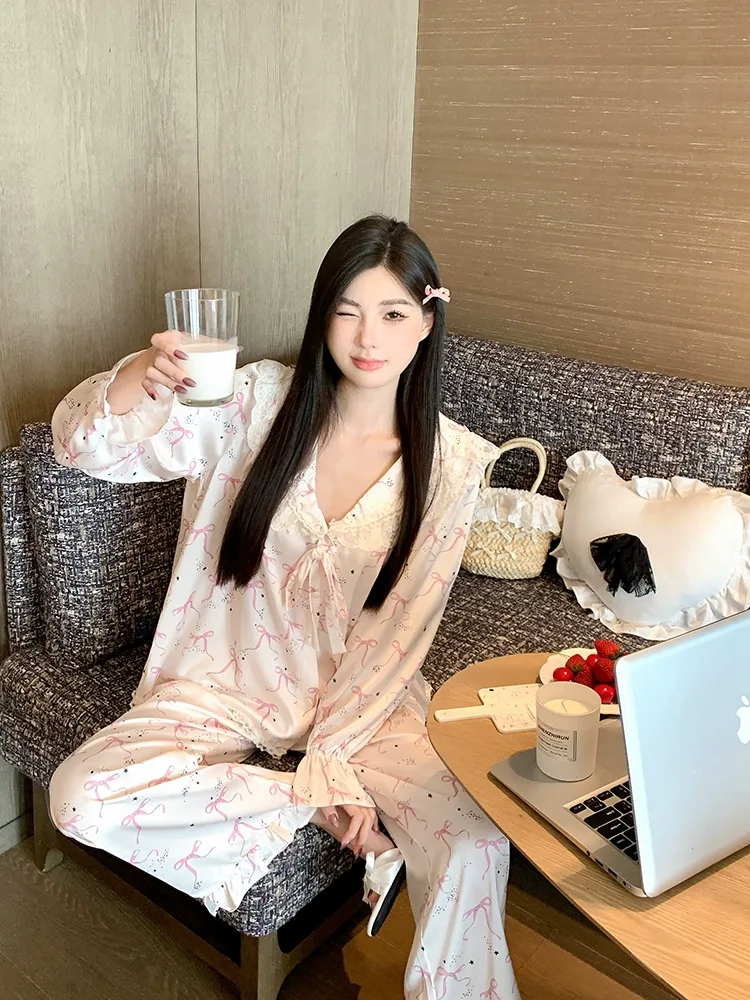 Bộ pijama lụa cổ sen ren họa tiết nơ hồng – ảnh 2